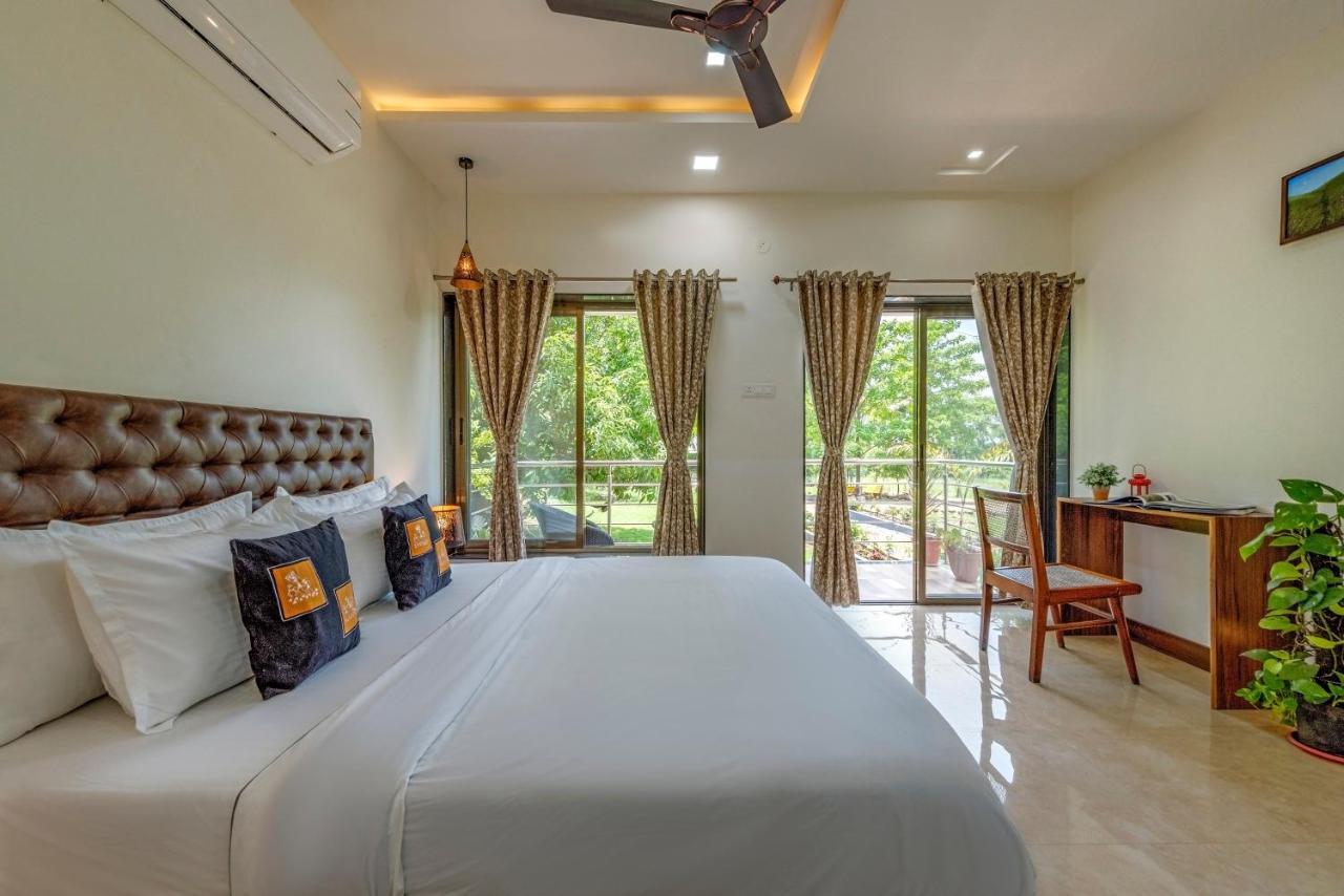 Holiday home Saffronstays Lakeview Nivara - Farm With Private Pool Near
