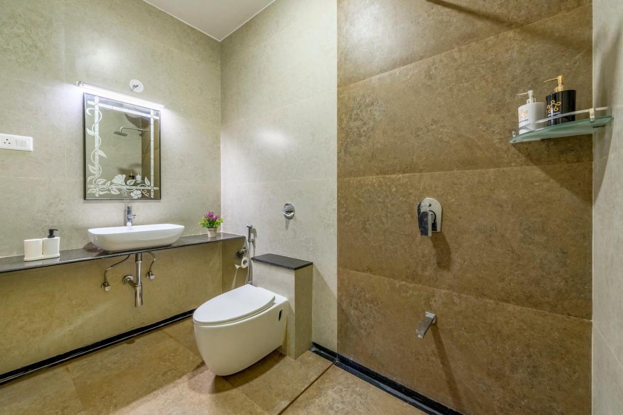 Saffronstays Lakeview Nivara - Farm With Private Pool Near Holiday home *