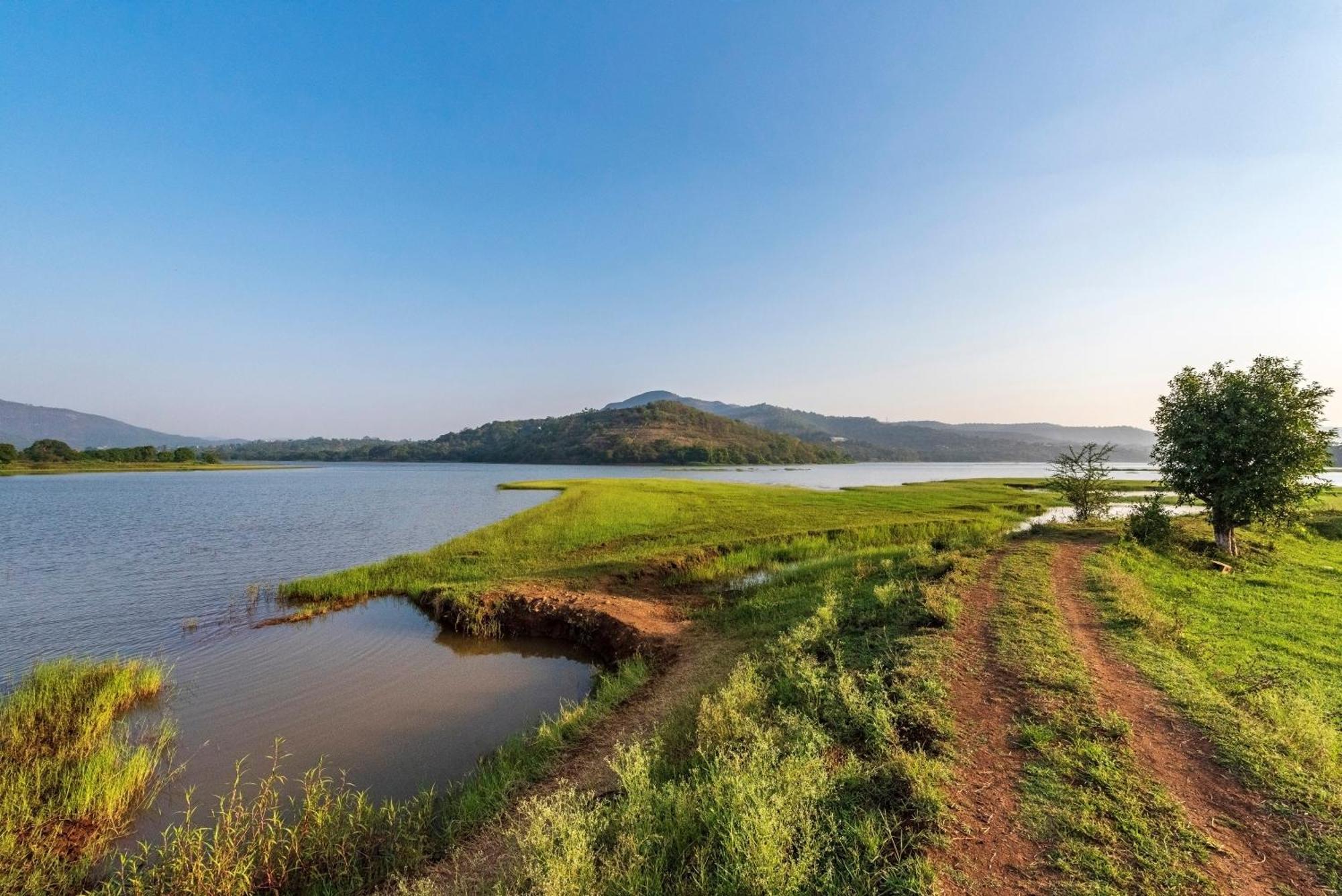Holiday home Saffronstays Lakeview Nivara - Farm With Private Pool Near Pune