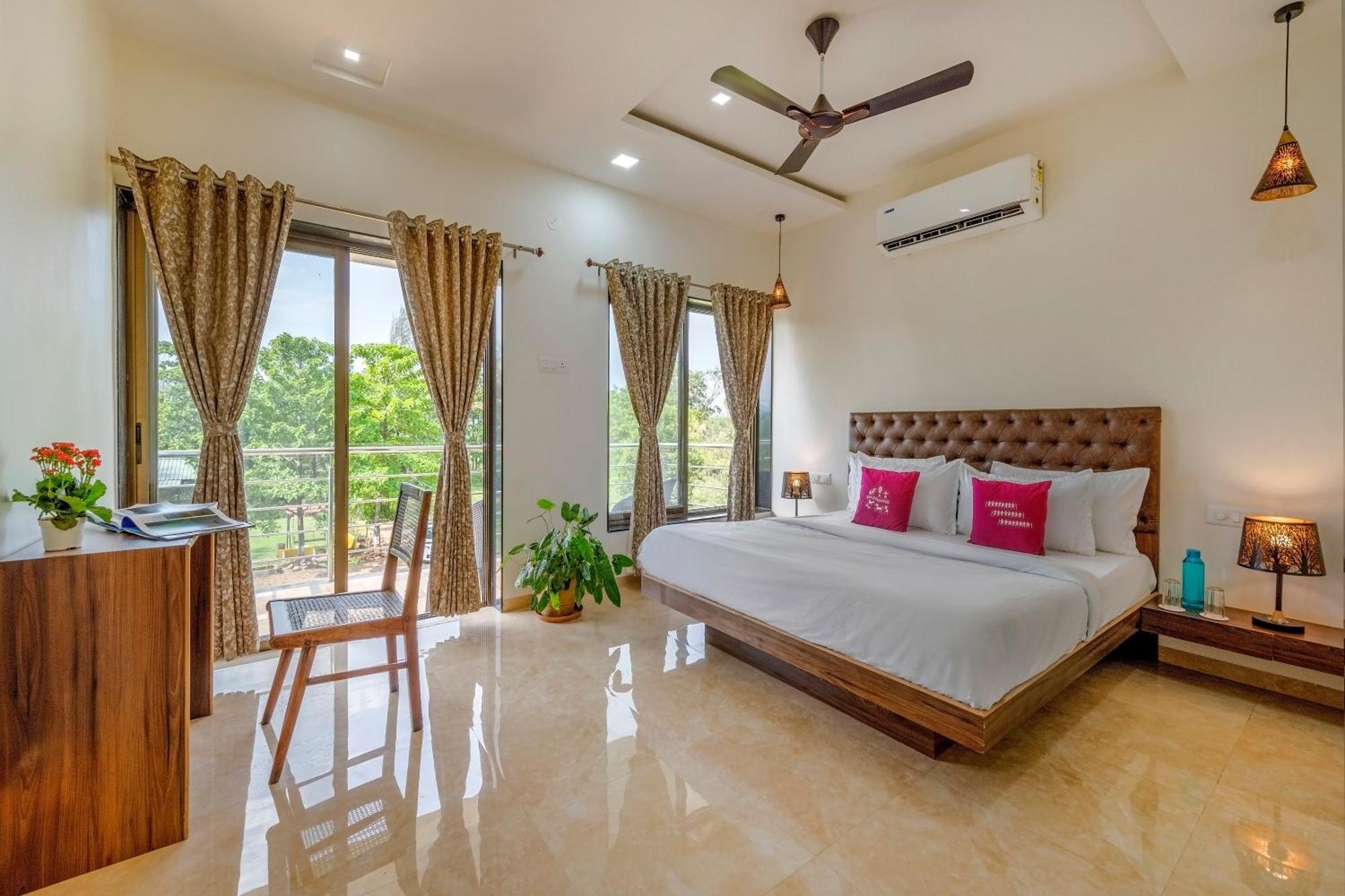 Saffronstays Lakeview Nivara - Farm With Private Pool Near Holiday home *