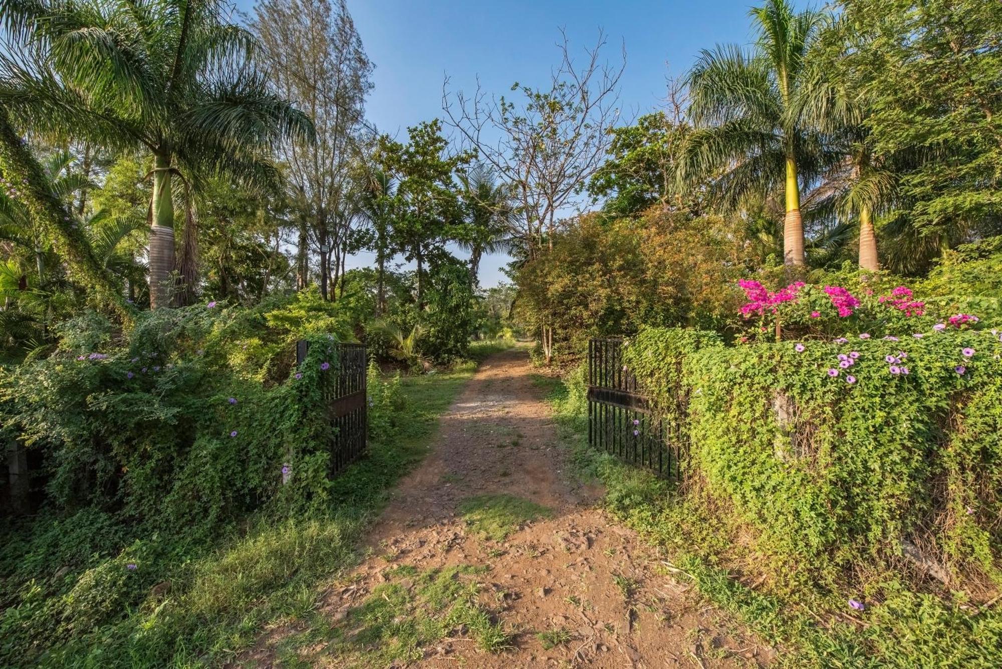 Holiday home Saffronstays Lakeview Nivara - Farm With Private Pool Near Pune